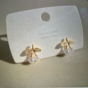 Women’s fashion jewelry, artificial pearls, gold tone leaves pierced earrings